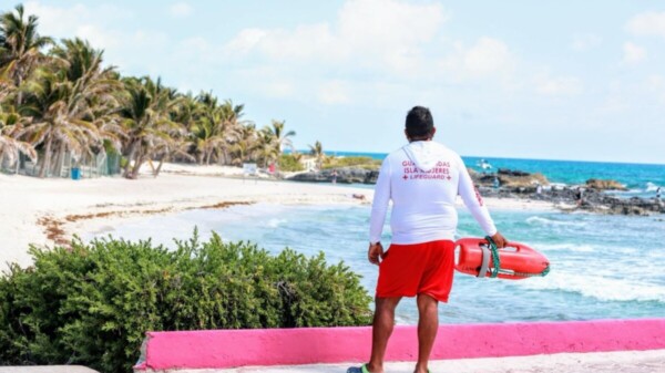 Gobierno de Isla Mujeres protege a bañistas a través del servicio de guardavidas