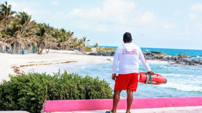Gobierno de Isla Mujeres protege a bañistas a través del servicio de guardavidas