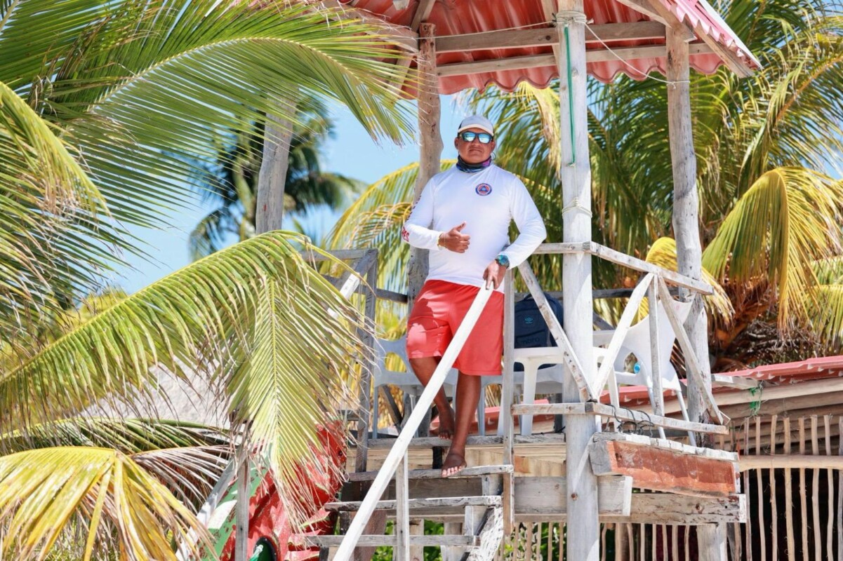 Gobierno de Isla Mujeres protege a bañistas a través del servicio de guardavidas