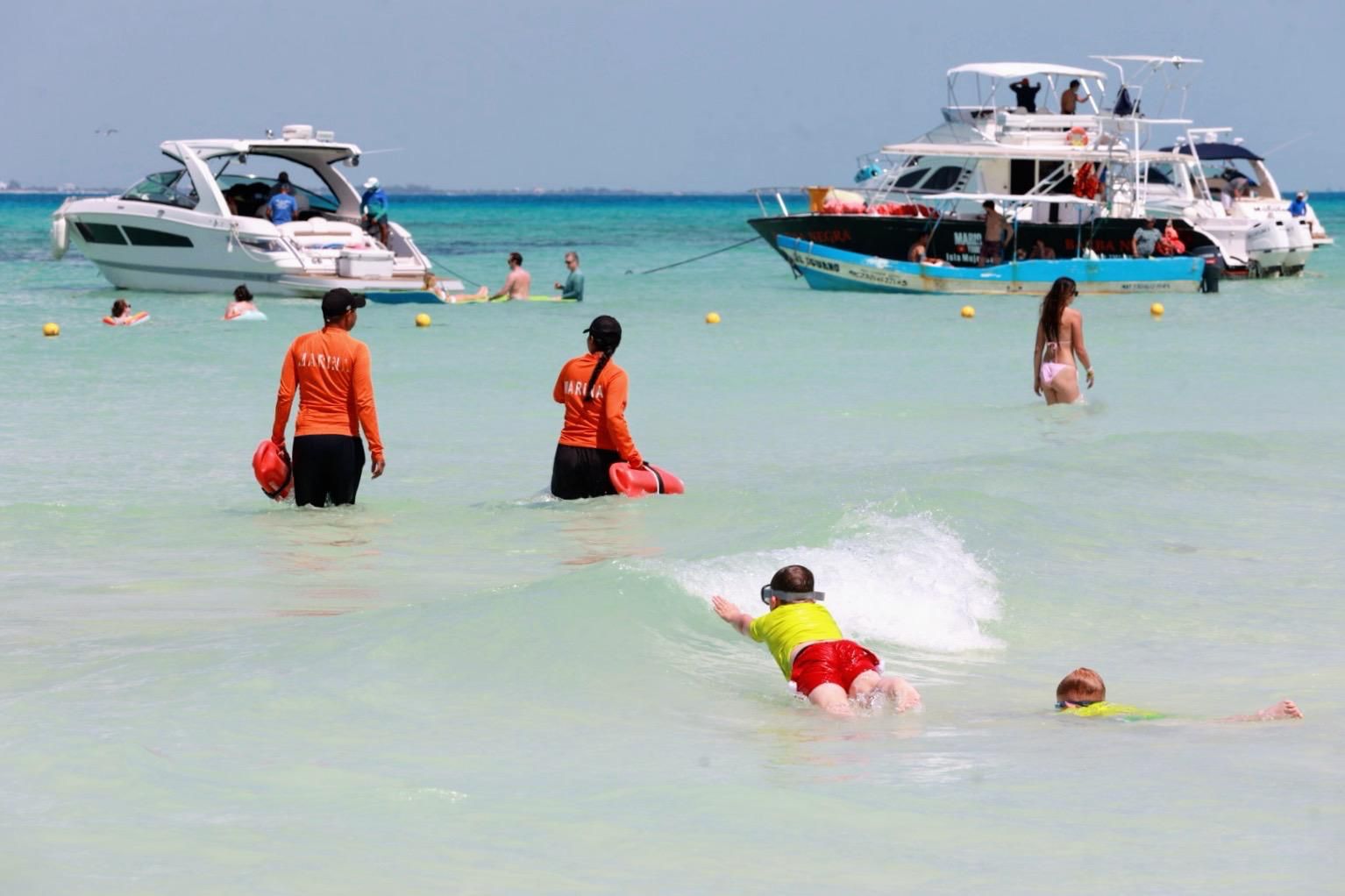 Gobierno de Isla Mujeres protege a bañistas a través del servicio de guardavidas