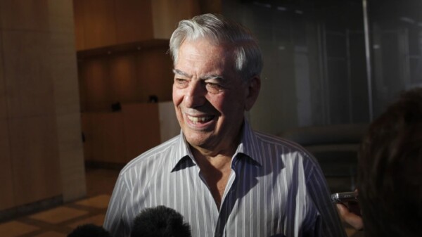 Lamenta Sheinbaum fallecimiento de Mario Vargas Llosa