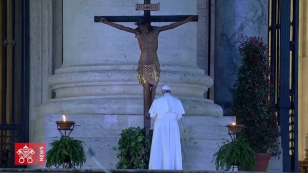 Momento impactante, Francisco orando solo por la pandemia
