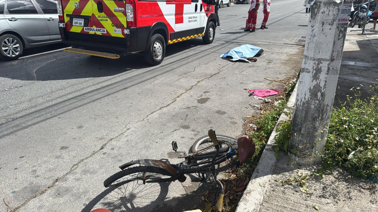 Presunto taxista provoca la muerte de un ciclista en Paseos Kabah en Cancún; se registró un choque en el cruce de Felipe Carrillo y Vicente Guerrero.