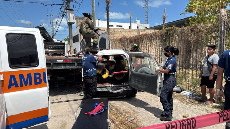 Rescatan a conductor que quedó atrapado en choque en avenida Centenario (VIDEO)