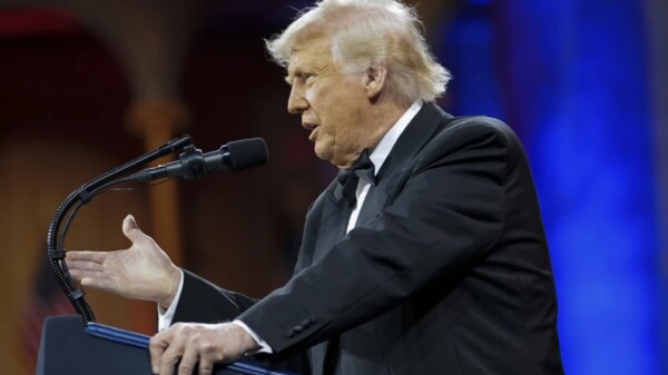 Frena Trump aranceles recíprocos; eleva a 125% tarifas a China