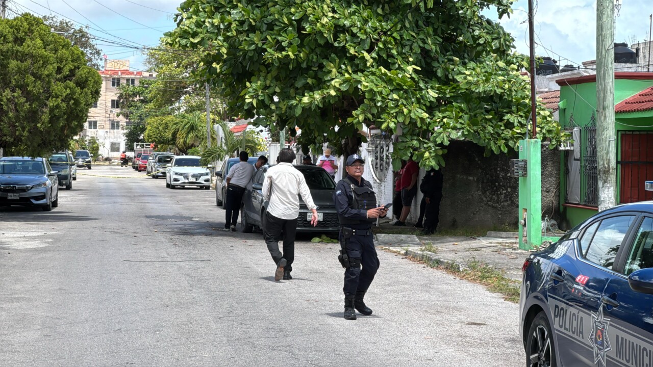Ex elemento de la Marina saca arma de fuego para impedir ser desalojado; desde hace 3 meses dejó de pagar la renta del inmueble que ocupa en la Sm. 51.
