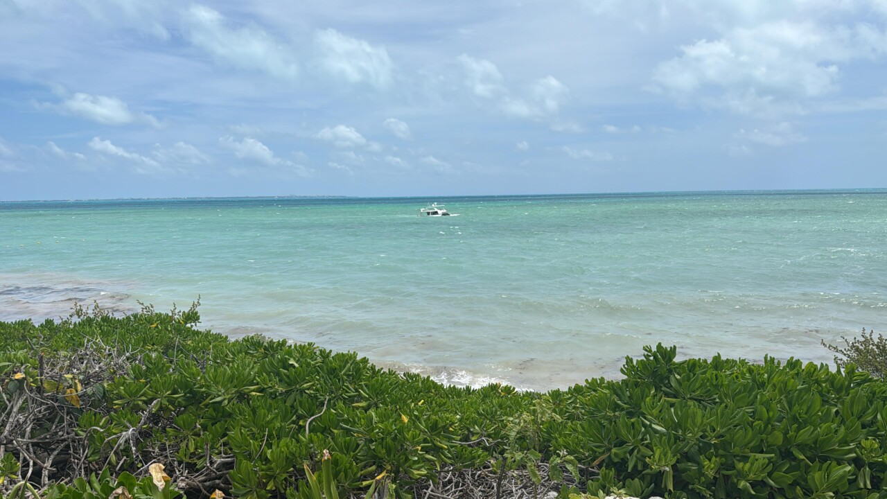 Se hunde un yate frente a marina en Puerto Juárez; tres personas fueron rescatadas por las cuerpos de emergencia.