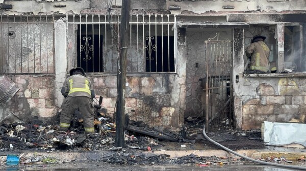 Indigentes provocan incendio en un domicilio abandonado (VIDEO)