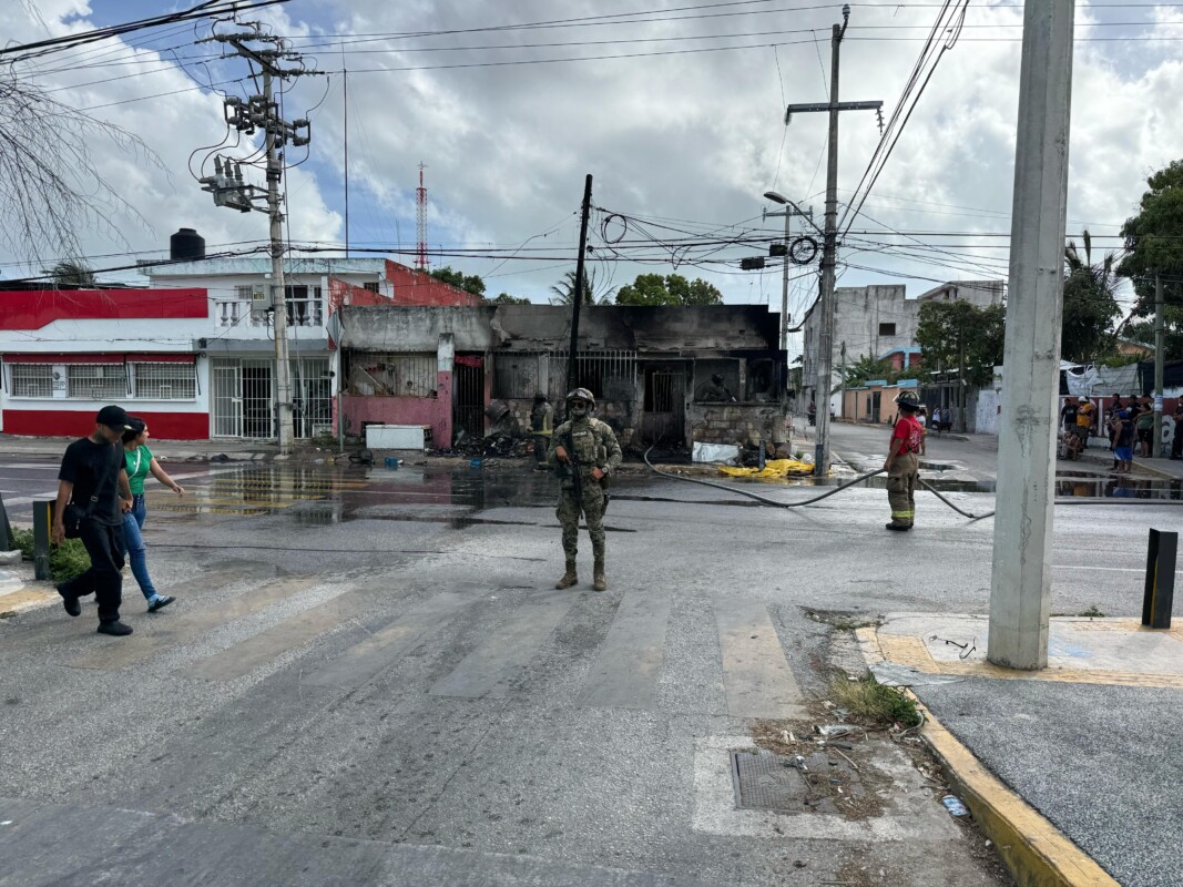 Indigentes provocan incendio en un domicilio abandonado; se salió de control la quema de basura y chatarra en la Torcasita.