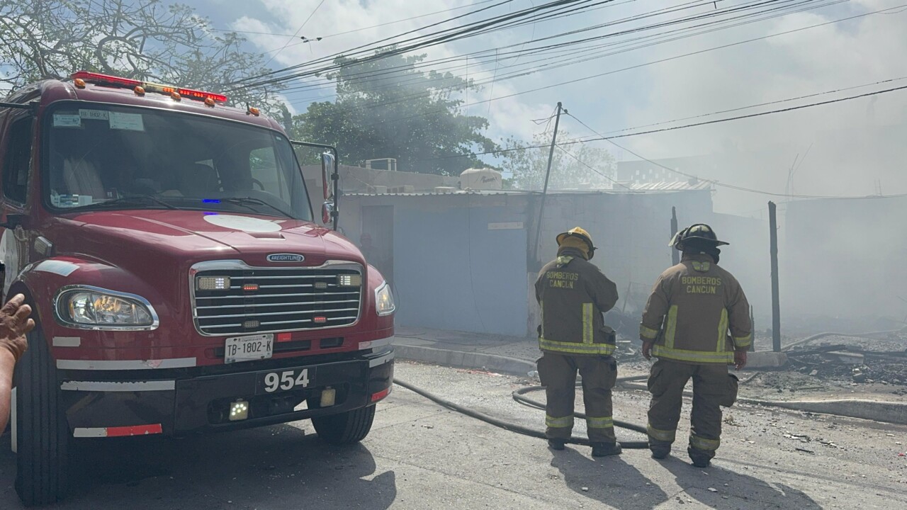 Consume el fuego una vivienda en la Región 228 de Cancún (VIDEO); al parecer el origen fue una falla en la instgalación eléctrica.