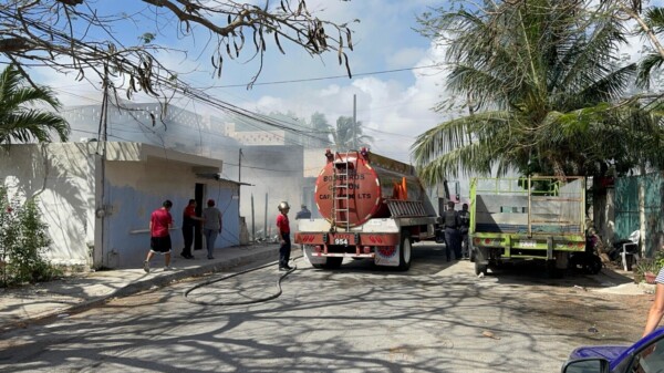 Consume el fuego una vivienda en la Región 228 de Cancún (VIDEO)