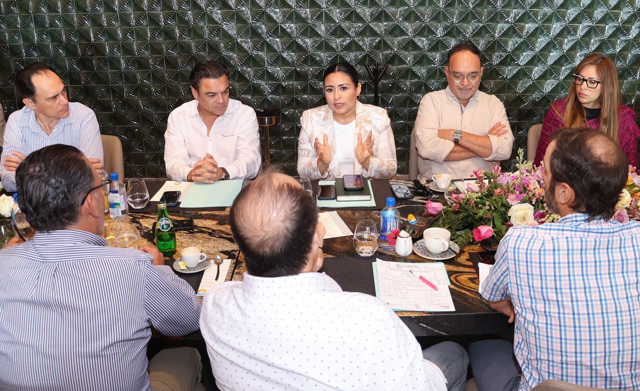 Asiste la presidenta municipal de Puerto Morelos a la Primera Reunión de la nueva mesa directiva de la AHCPM&IM en la que se presentaron los ejes y plan de trabajo.