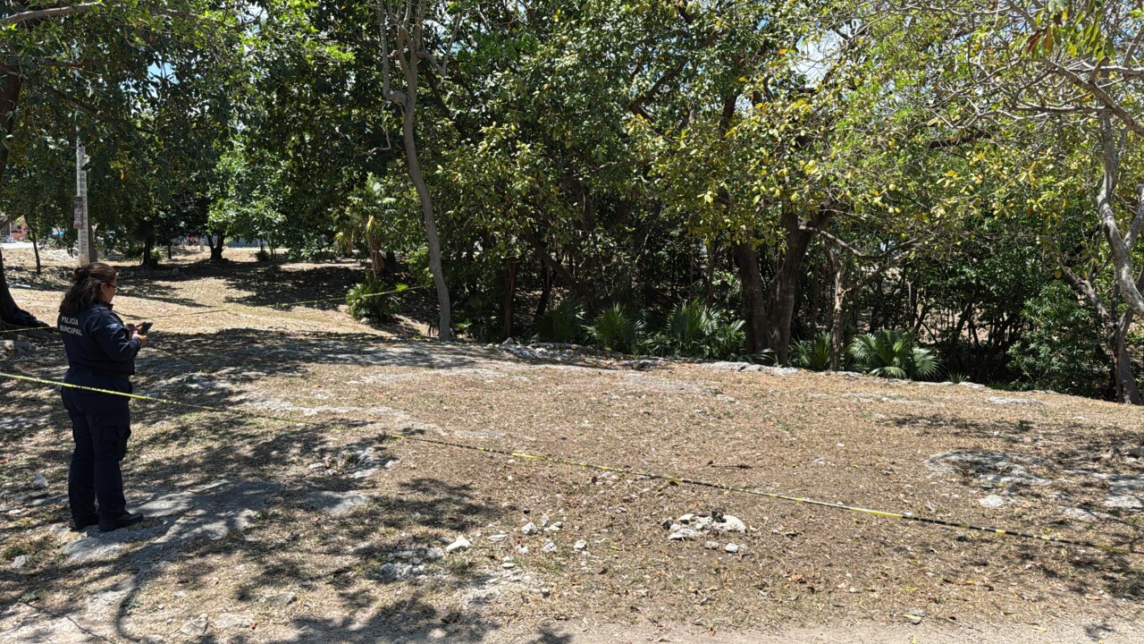 Hallan cuerpo sin vida en el parque del cenote de La Guadalupana (VIDEO); se trata de un masculino de entre 45 a 50 años, quien vestía short y playera.