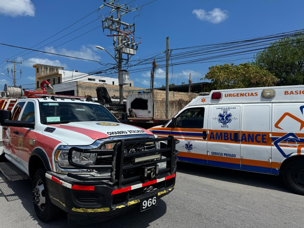 Rescatan a conductor que quedó atrapado en choque en avenida Centenario; al parecer el exceso de velocidad fue la causa del accidente.