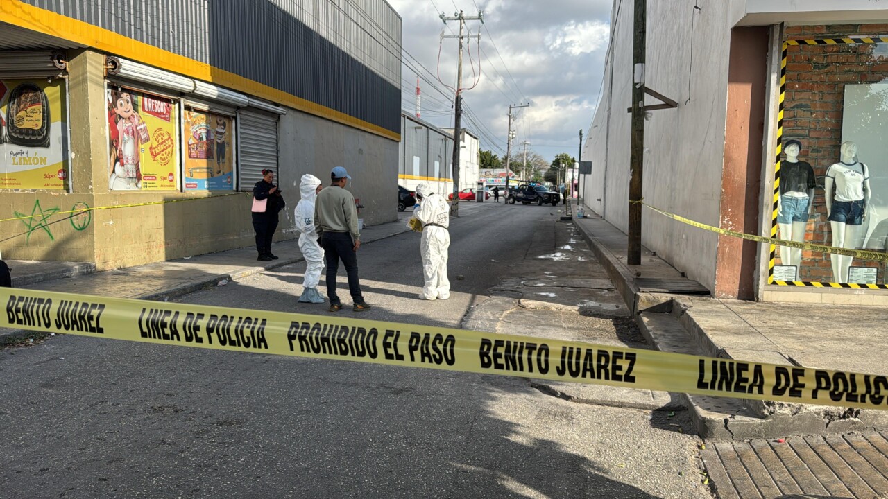 Lesionan a un hombre a balazos en ‘El Crucero’ (VIDEO); al parecer la víctima es chofer de un transporte foráneo.