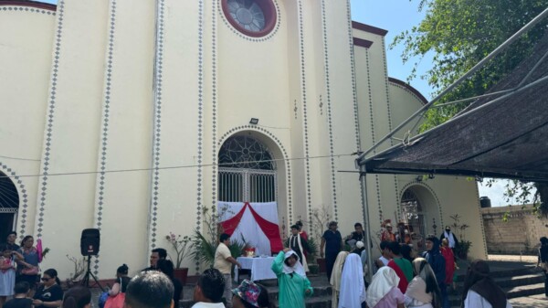 Realizan representación del Viacrucis en la parroquia de Corpus Christi en Cancún