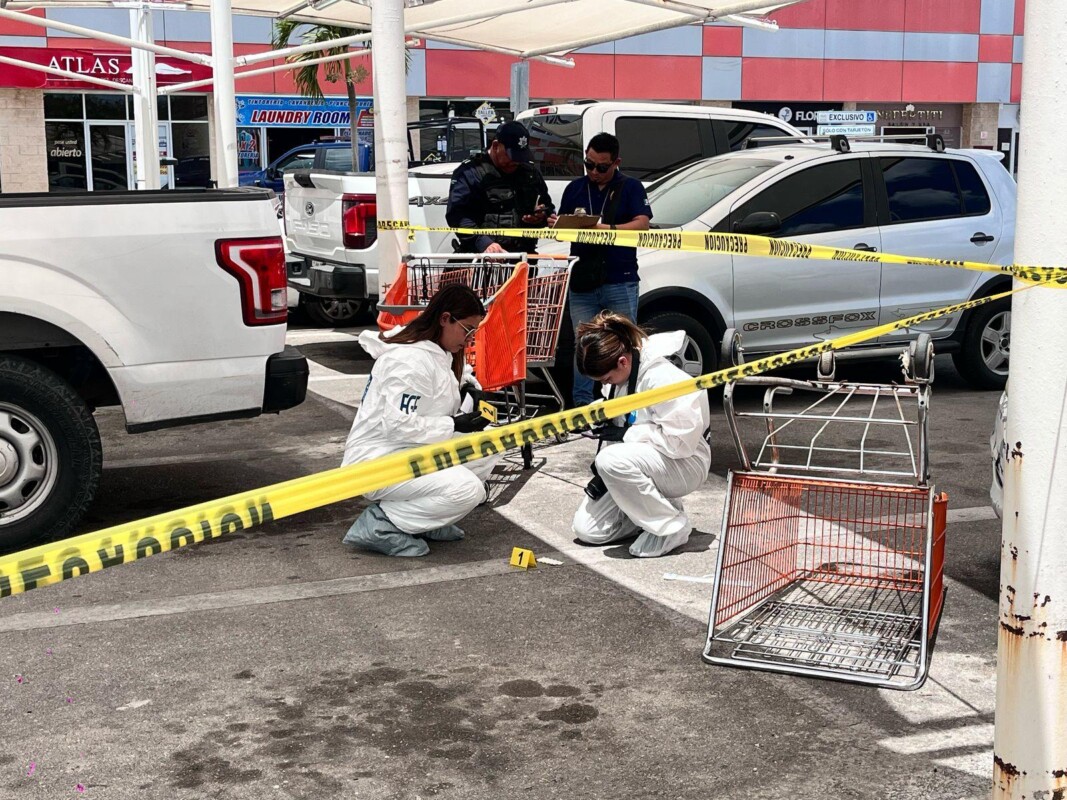 Asaltan a mano armada a una barbería en el Polígono Sur en Cancún; los delincuentes realizaron algunos disparos tras lograr botín de 30 mil pesos.