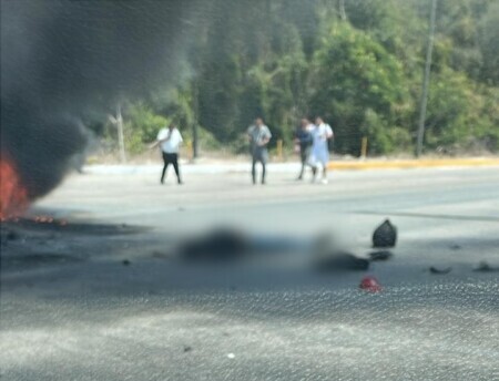 Motociclista pierde la vida al chocar contra un autobús; el fatal accidente ocurrió en la carretera federal frente al hotel Royalton.