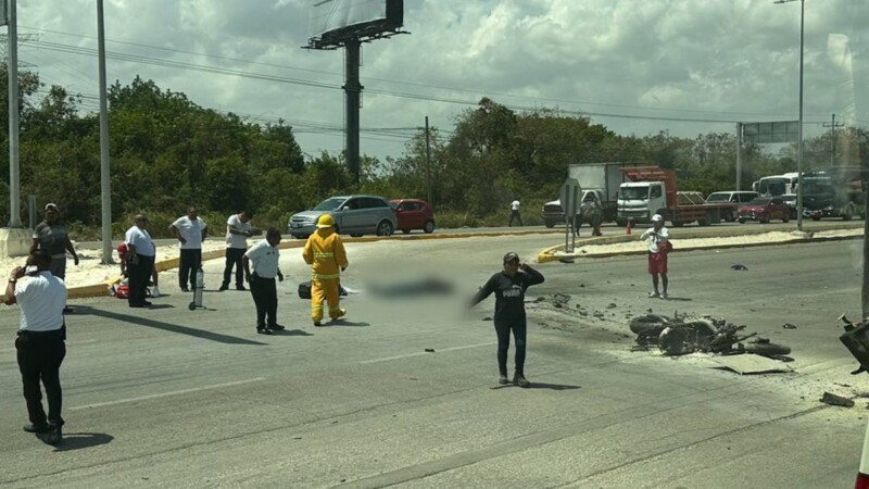 Motociclista pierde la vida al chocar contra un autobús (VIDEO)