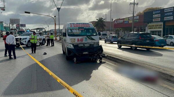 Mujer motoclista muere arrollada por "combi" de TTE en avenida de Cancún