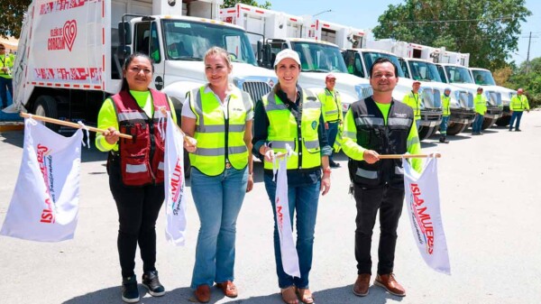 Atenea Gómez Ricalde entrega cinco nuevos camiones recolectores de basura en Ciudad Mujeres