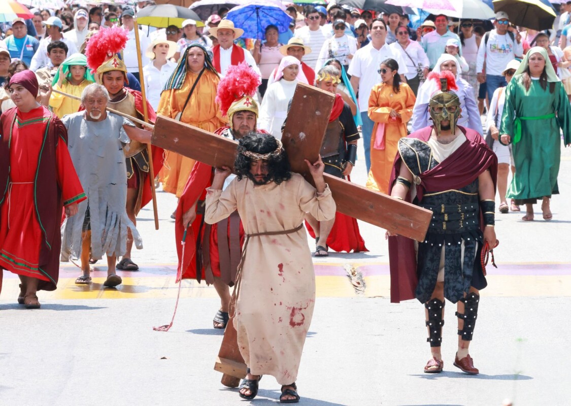 Exitosa representación del Vía Crucis en Isla Mujeres con la participación de más de mil 200 personas