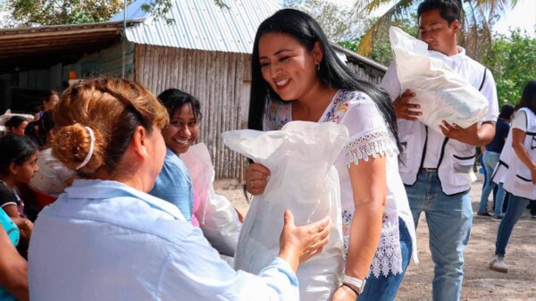 Lleva Blanca Merari servicios integrales a Zona Agrícola y Coquitos