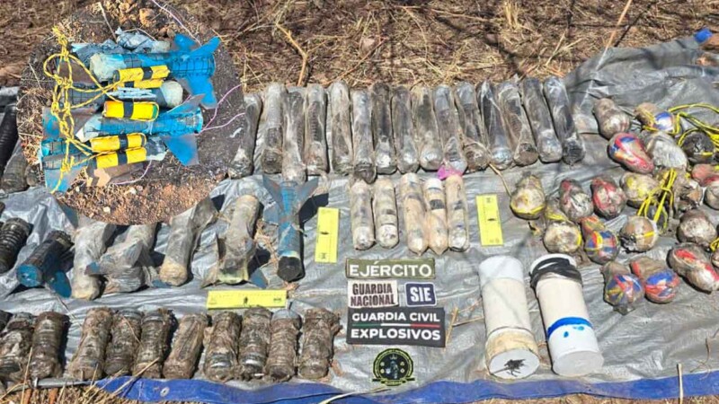 Autoridades abaten a cinco presuntos sicarios y decomisan arsenal de explosivos en Michoacán