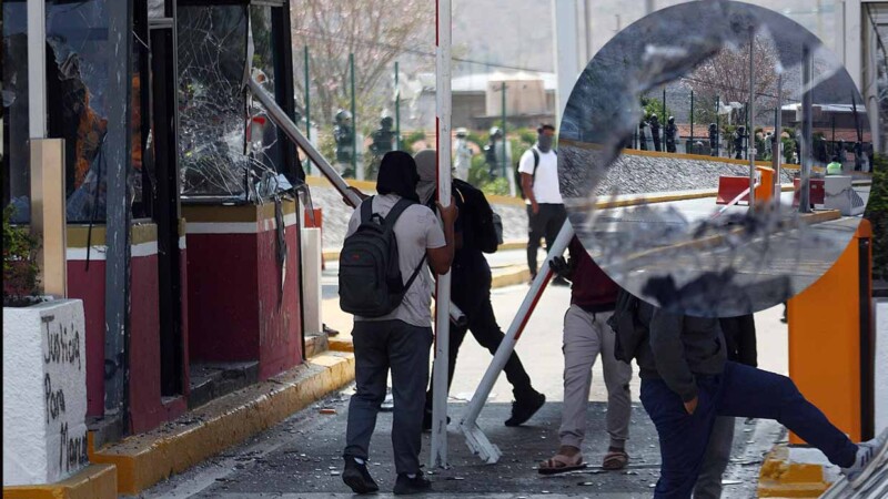 Normalistas de Ayotzinapa vandalizan caseta de peaje en Autopista del Sol