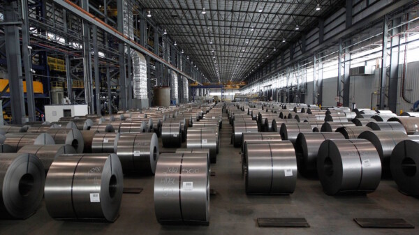 Anuncia Trump aranceles al acero de hasta el 50%