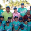 Atenea Gómez Ricalde entrega uniformes a niñas y niños de la Liga Vinicio Castillo
