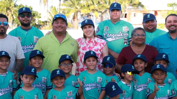 Atenea Gómez Ricalde entrega uniformes a niñas y niños de la Liga Vinicio Castillo