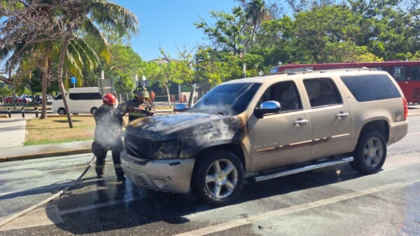 Arde en llamas camioneta en el kilómetro 0 de zona hotelera