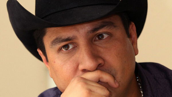 Cancelan visa de trabajo a Julión Álvarez y posponen concierto en Texas