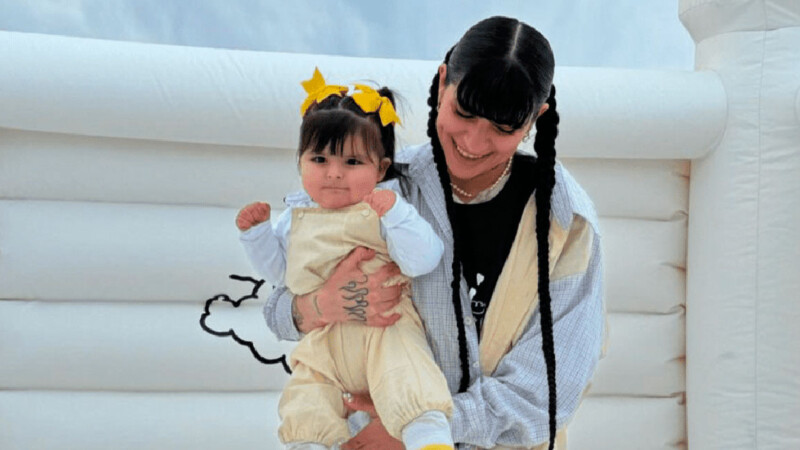 Cazzu presenta su nuevo disco entre lágrimas, canciones y amor por su hija