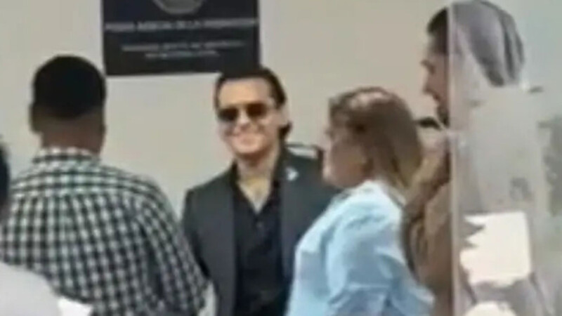 Christian Nodal comparece ante juzgado federal por disputa legal con su exdisquera