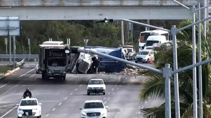 Vuelca góndola con escombro en el bulevar Colosio