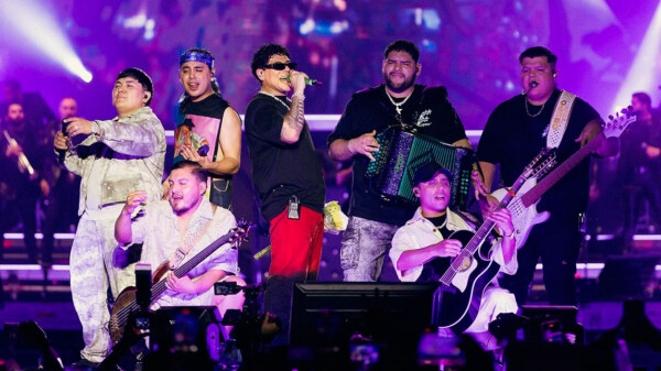 Eduin Caz confronta al público en Veracruz por insistir en corridos: “No me lo vuelvan a pedir”