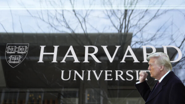 Prohíbe Trump a Harvard inscribir estudiantes extranjeros