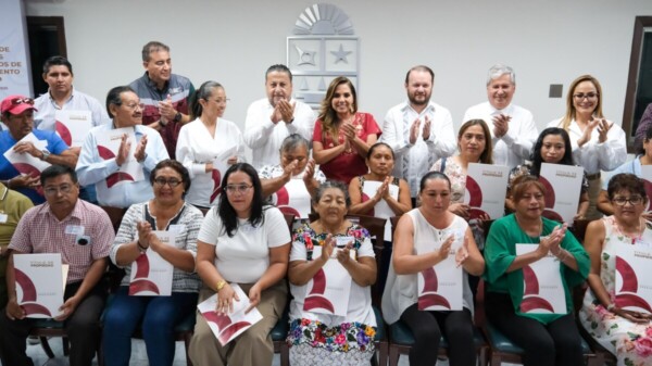 Con entrega de títulos, Mara Lezama da seguridad y certeza jurídica a 32 familias de Chetumal y al patrimonio municipal
