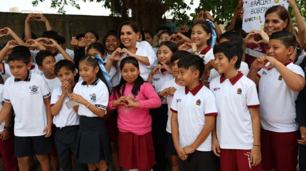 Alumnos de la primaria ‘Enrique Estrella Oxté’, de Rancho Viejo, piden a Mara Lezama la construcción de un domo