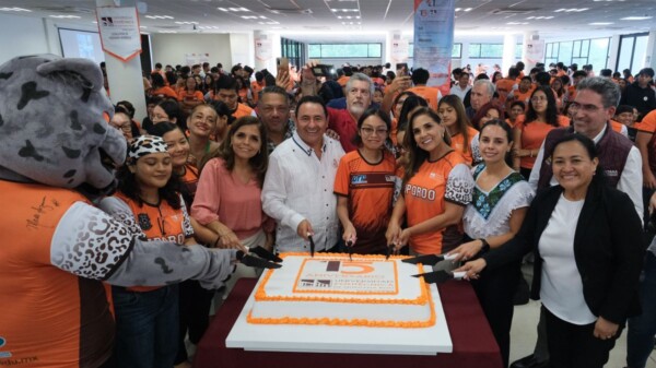 Con alumnas y alumnos, Mara Lezama celebra 15 aniversario de la Universidad Politécnica de Quintana Roo