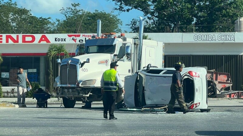 Vehículo termina volcado tras impactarse contra un tráiler en la avenida Portillo en Cancún