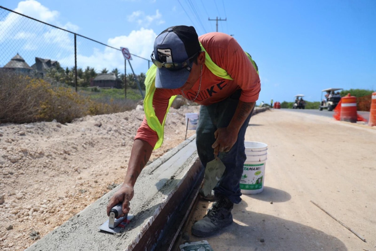 Se están realizando labores de colado con materiales resistentes, que cumplen con las normas de calidad necesarias para asegurar que esta vialidad sea funcional y segura.