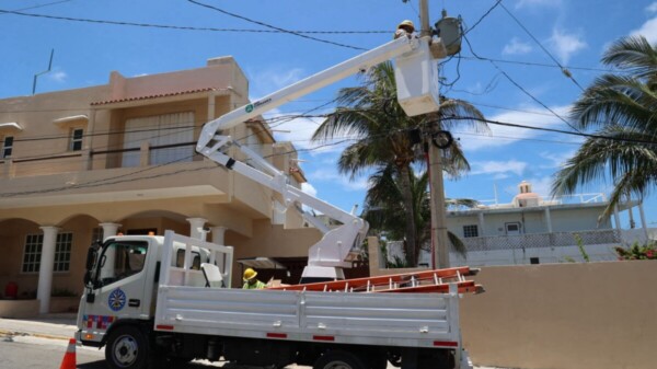 Atenea Gómez fortalece servicio de Alumbrado Público con la entrega de nueva grúa