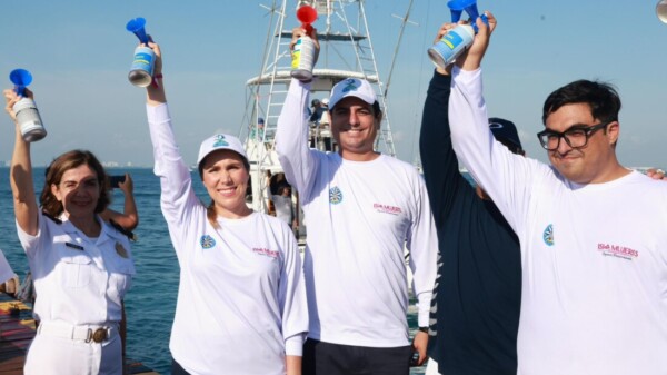 Atenea Gómez da el disparo de salida del XX Torneo Internacional de Pesca “Cosme Alberto Martínez Magaña”