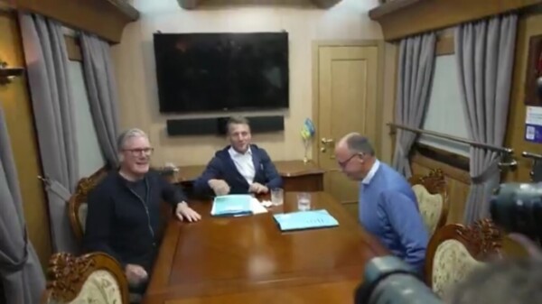 Defienden a Macron, no guardó droga, sino un “simple pañuelo”