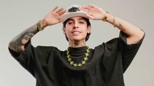 Natanael Cano genera polémica al portar jeans con rostros de “El Chapo” y Escobar