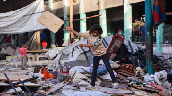 Niños levantan escombros en escuela bombardeada por Israel