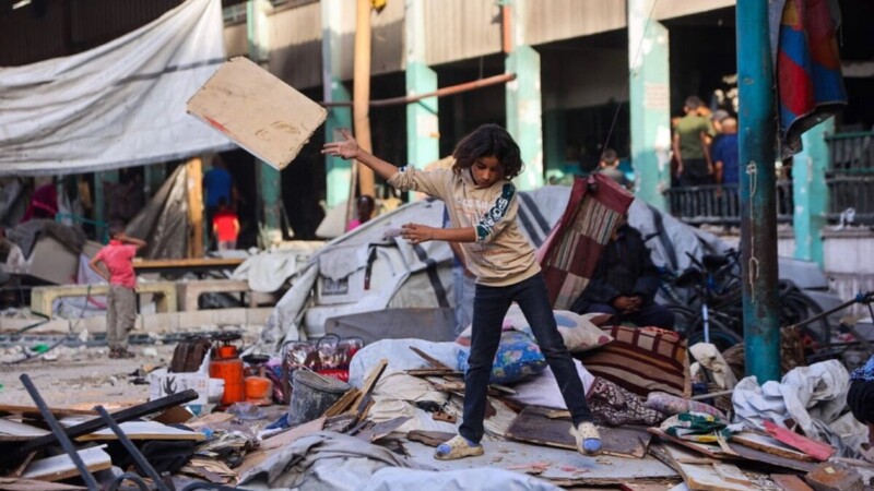 Niños levantan escombros en escuela bombardeada por Israel
